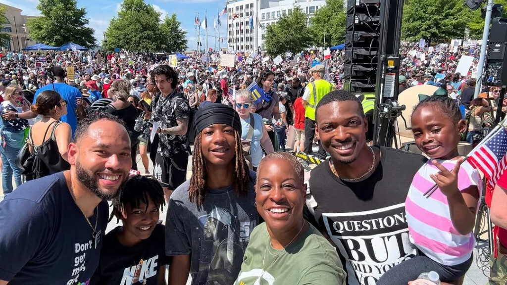 No kings in America! No dictators either! In fact, this is what America and democracy looks likeβ¦.Over 5000 Georgians speaking out against the actions of a wannabe dictator terrorizing our communities!! ππ½πͺπ½#NoKings