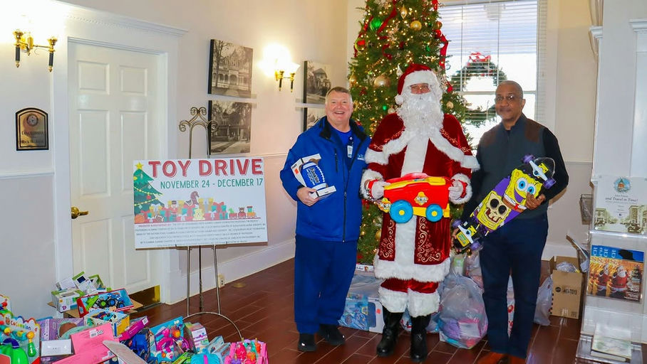Only two days remain to spread Christmas cheer in Statesboro! The annual toy drive aims to bring joy to local families in need this holiday season. This is the perfect opportunity to give back and brighten the day of children ages one to sixteen. By donating new, unwrapped toys, community members can help create unforgettable Christmas memories for those less fortunate. Donations can be dropped off at Statesboro City Hall, located at 50 East Main Street, Monday to Friday from 8:30 a.m. to 5:00 p.m. Remember, all donations must be received by December 17 to make a difference! Media Credit: City of Statesboro